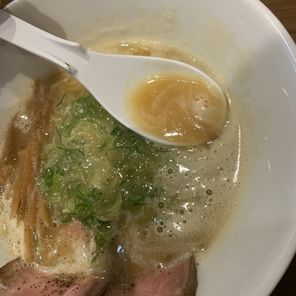 麺屋桜海醤油ラーメンのスープ