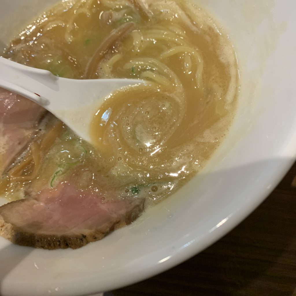 麺屋桜海さんの醤油ラーメンのスープが止まらない